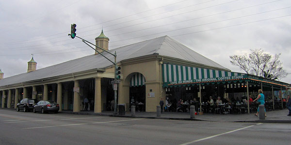 2006_11_cafe_du_monde_outside.jpg