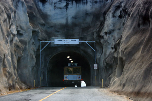 00_diamond_head_driving_through_tunnel
